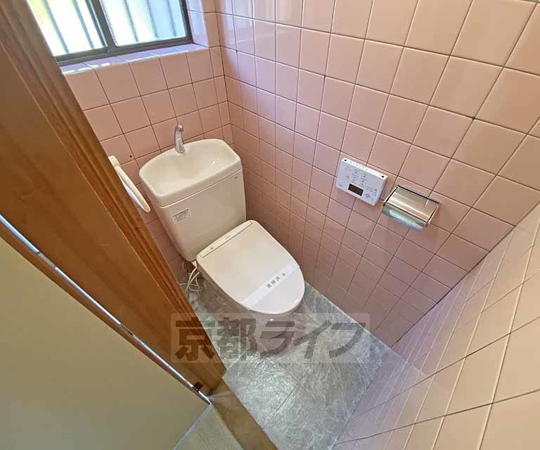 トイレ　ウォシュレット機能付きトイレです。