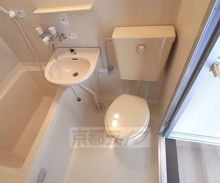 トイレ　お風呂とトイレが一体型です。