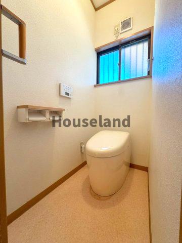 トイレ　近付いたら自動でフタが開きます。