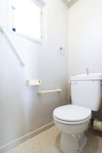 トイレ　換気ができる小窓付きのトイレ