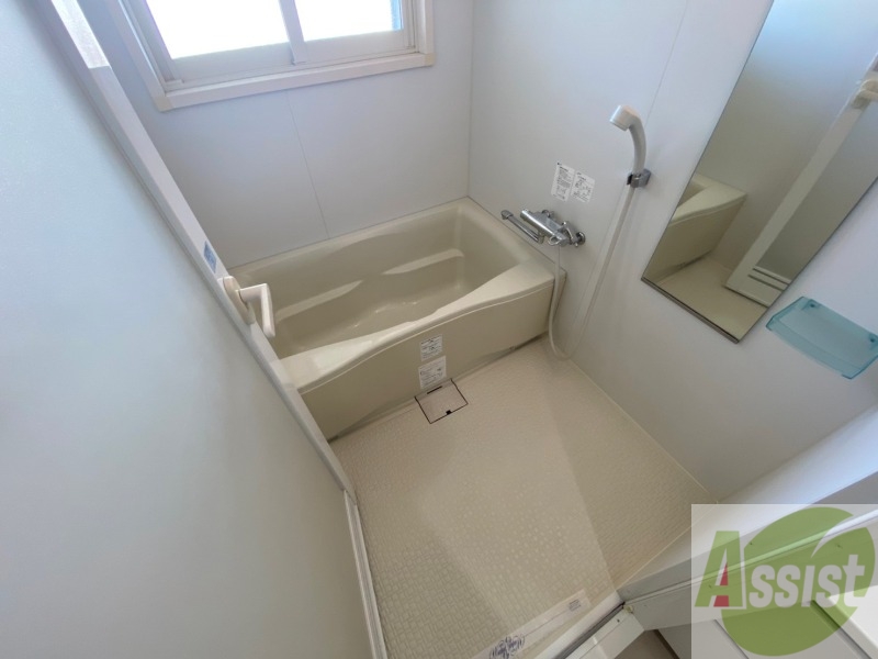 バス・シャワールーム　お風呂です。少し狭いですがシャワーするには十分ですね。