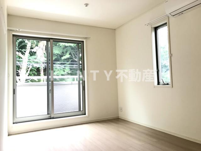 その他部屋・スペース　落ち着いた色調の寝室です