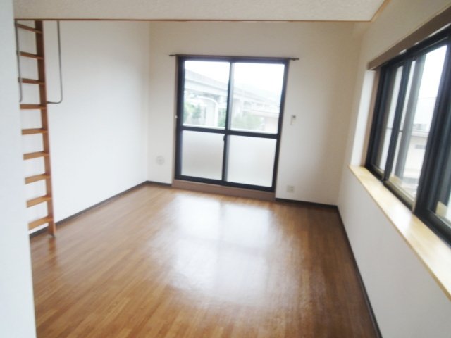 居室・リビング　同物件別号室