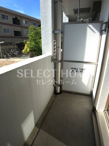 バルコニー　同型タイプ 外からの目が気にならないバルコニーで洗濯物が干せ