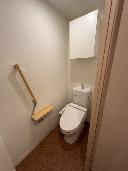 トイレ　トイレは温水洗浄便座付き♪人気のバストイレ別です♪小物を置け