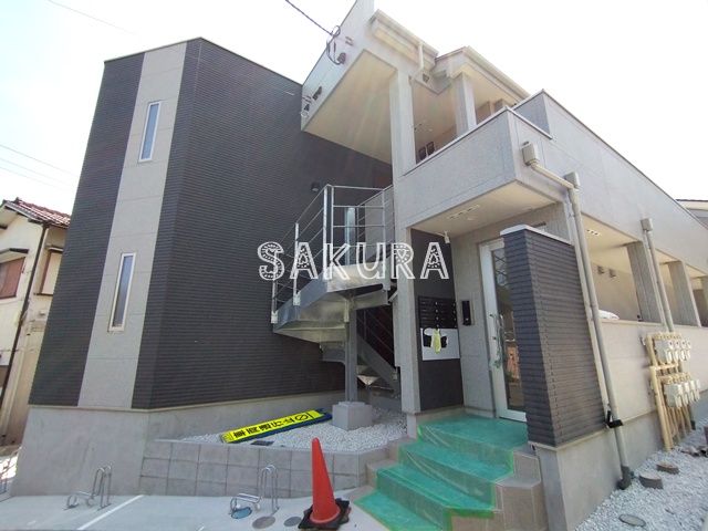 エントランス　重厚感のある建物デザイン♪