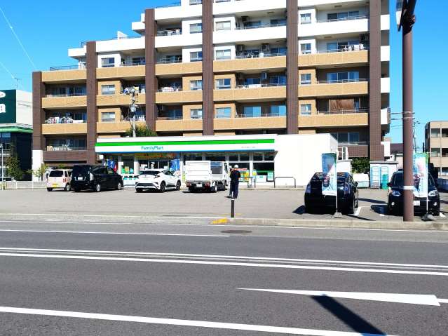 コンビニ　ファミリーマート野々市本町六丁目店（コンビニ）まで389m