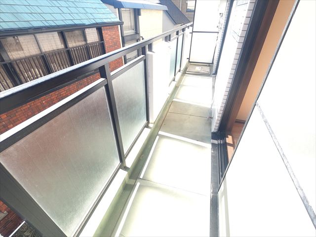 バルコニー　南向きの日当たりが良いバルコニー、北面にはバルコニーあり