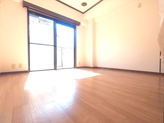 居室・リビング　南向きで日当たり良好、フローリング調で綺麗なLDK