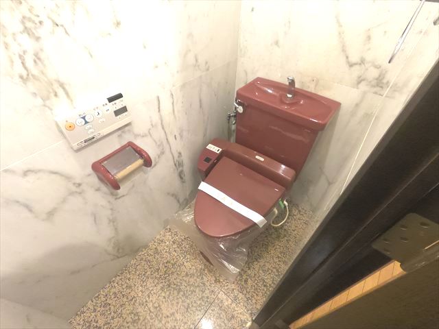 トイレ　レトロ感はありますがウォシュレット付きのトイレ