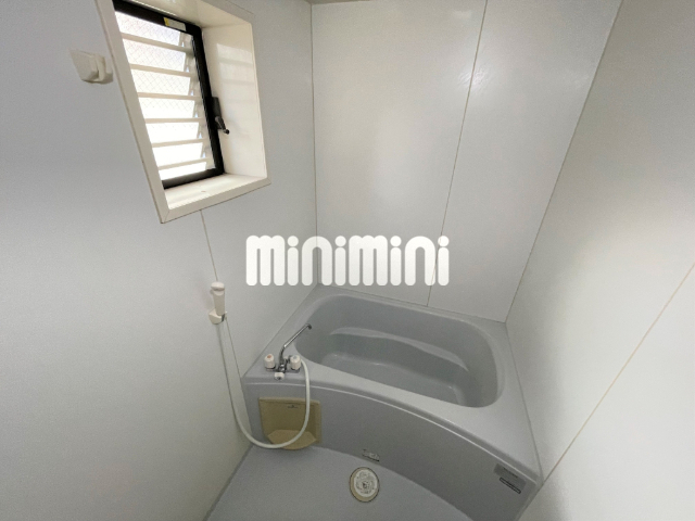 バス・シャワールーム　窓あり！換気ができます。