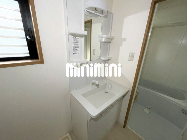洗面設備　シャワー付き独立洗面台あり