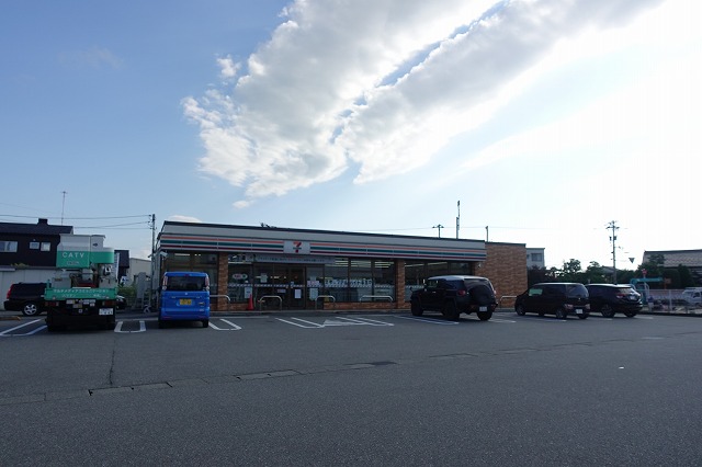 コンビニ　セブンイレブン（コンビニ）まで890m