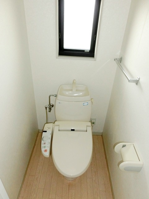 トイレ　ウォシュレット付きトイレ。小窓付き