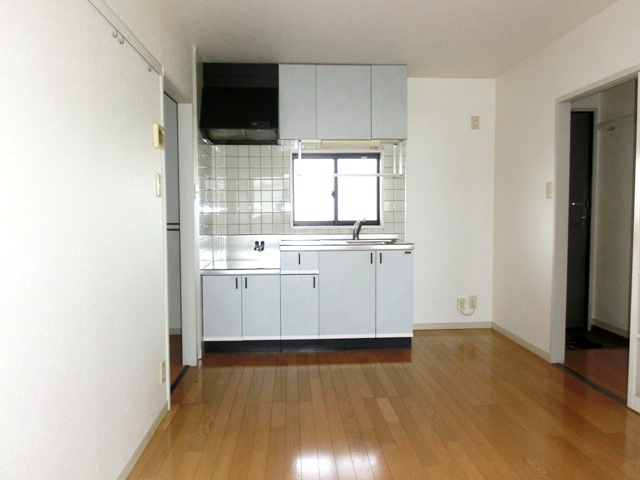 居室・リビング　洋室続きの明るいキッチン