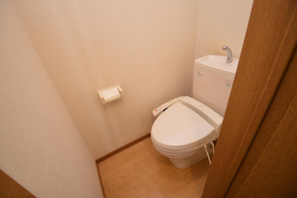 トイレ　（参考）他室の写真を使用しています。現況優先となります。