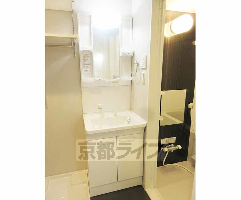 洗面設備　嬉しい独立洗面台！小物もたくさん置けちゃいます