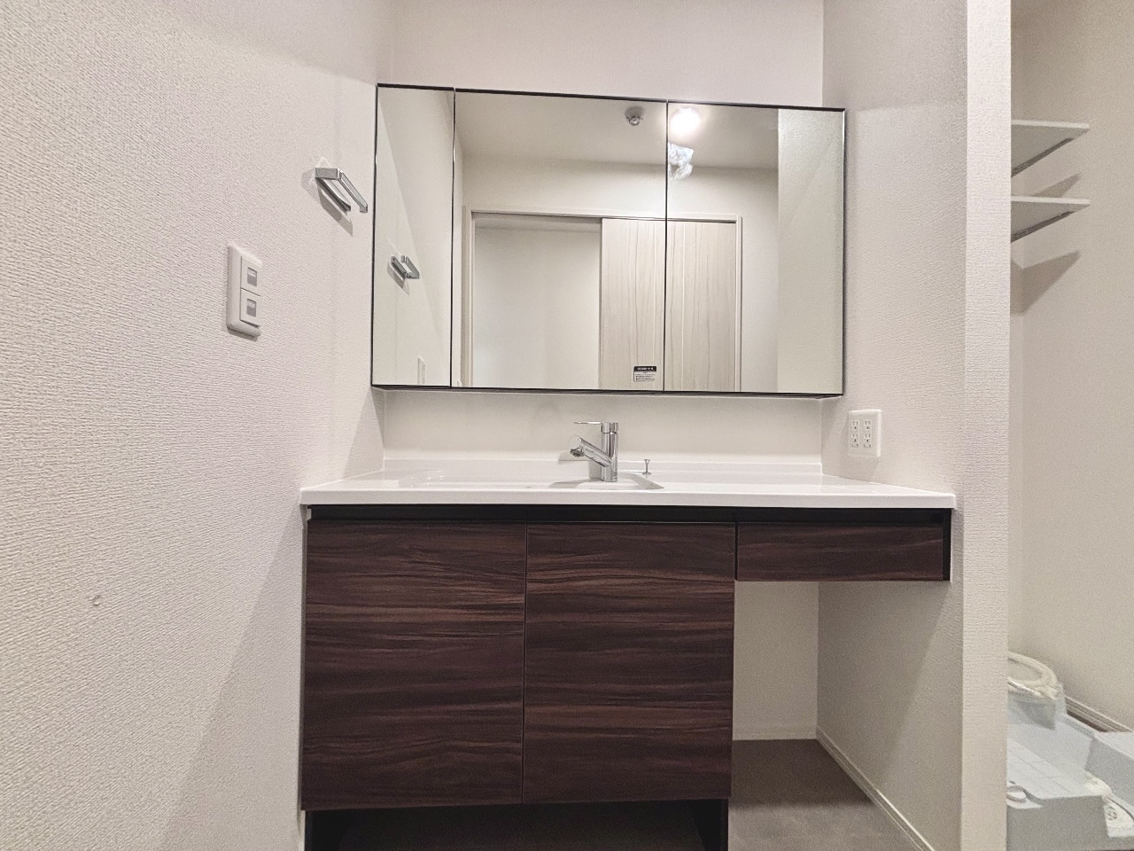 洗面設備　独立洗面化粧台・とっても広めです