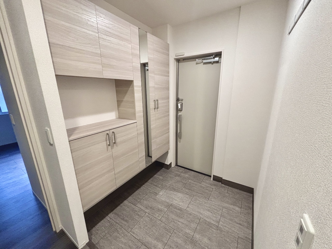 玄関　広めの玄関部分・ちょっとした小物も置けますね