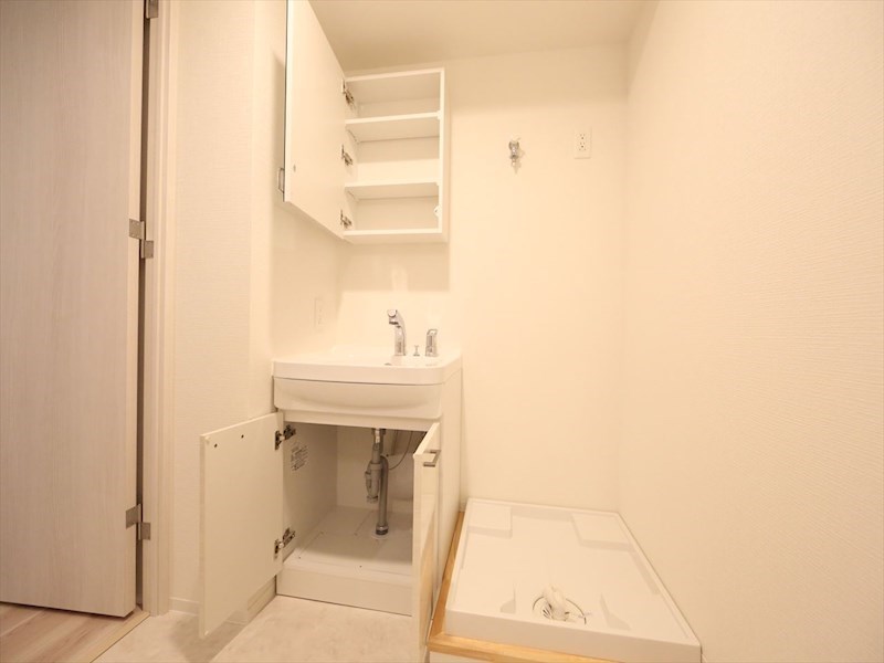 洗面設備　脱衣所　独立洗面台（シャンプードレッサー付）収納スペース有