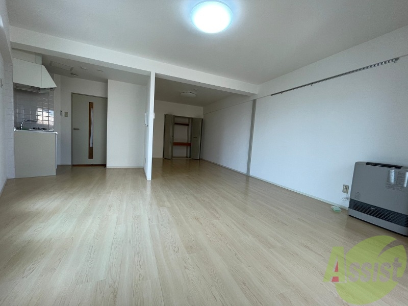 居室・リビング　木目のフローリングは落ち着きのある印象のお部屋になりますね。