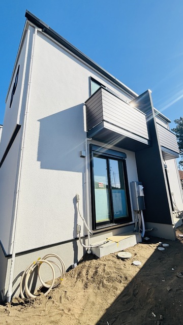 建物外観　敷地内屋外シャワー・庭付き住戸１部あり・ベンチあり♪