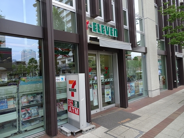 コンビニ　セブンイレブン月島駅前店（コンビニ）まで118m