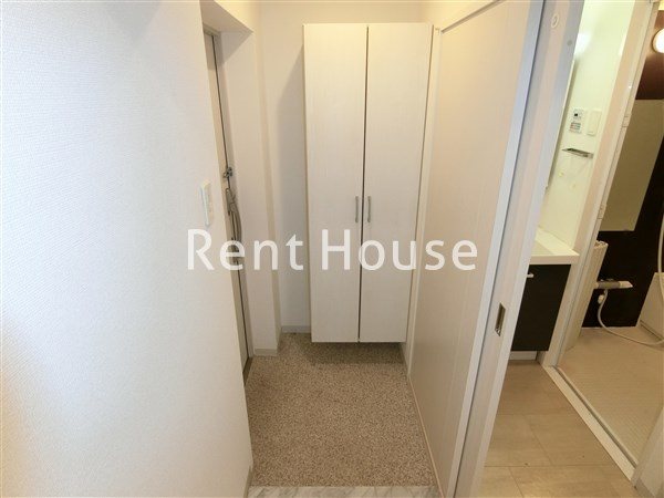 玄関　※別タイプ参考写真です