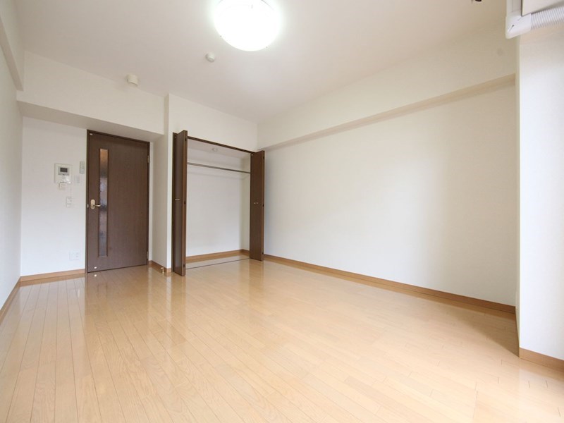 その他　洋室10.4帖　クローゼット付（収納充実してます）