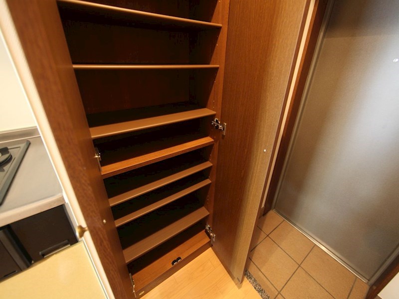 玄関　玄関　シューズボックス付（収納充実してます）