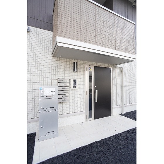 その他　共用エントランスにはオートロック、宅配ボックスあり