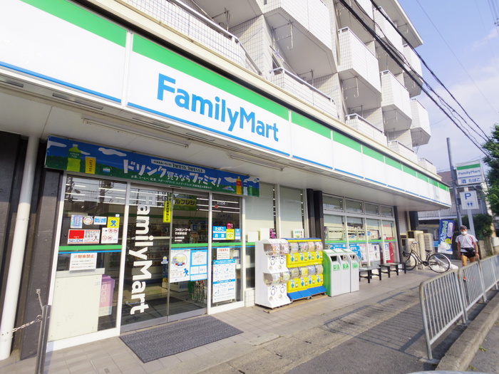 コンビニ　ファミリーマート（コンビニ）まで180m