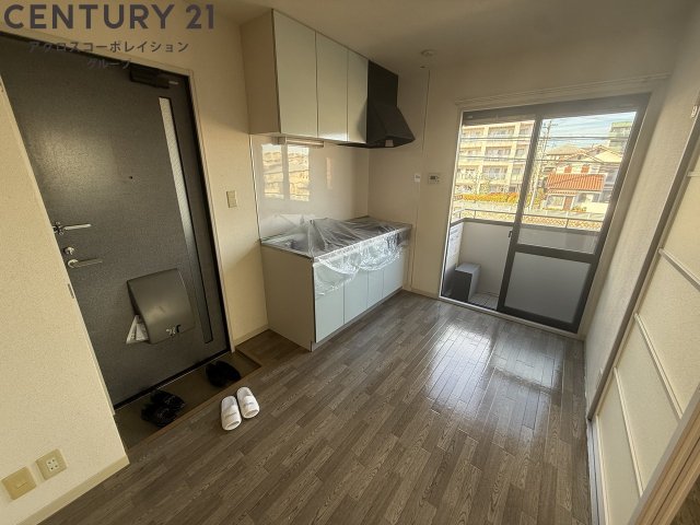 居室・リビング　床色が明るい色合いで、とてもきれいです。