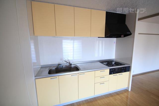 キッチン　三口コンロのシステムキッチンです。