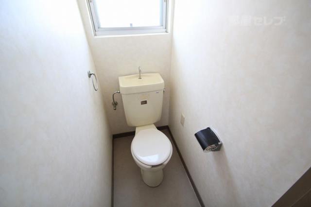 トイレ　窓付きのトイレです。