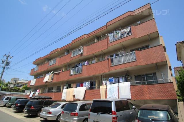 建物外観　南向き、タイル張りのＲＣ造３階建てです。