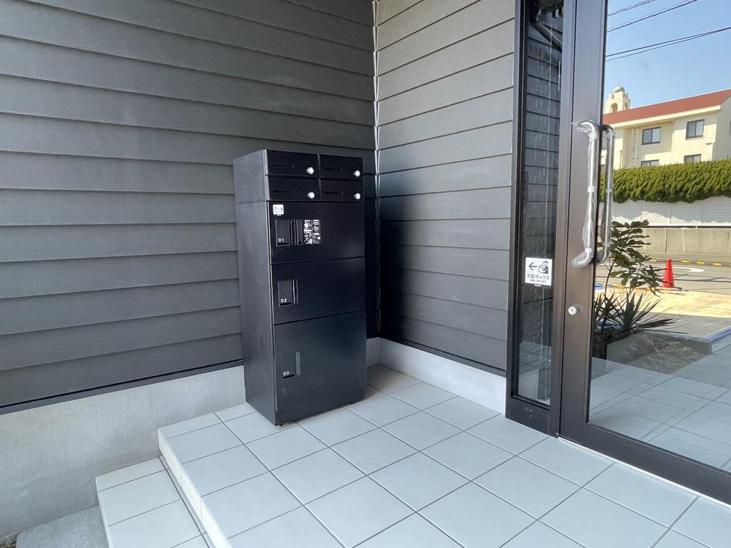 エントランス　宅配BOX設置済！