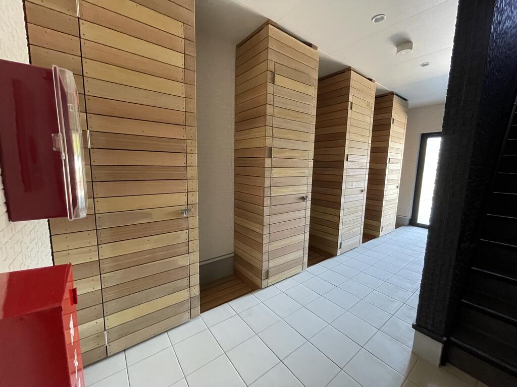その他共有部分　１階廊下に各部屋専用ボードラック設置済！