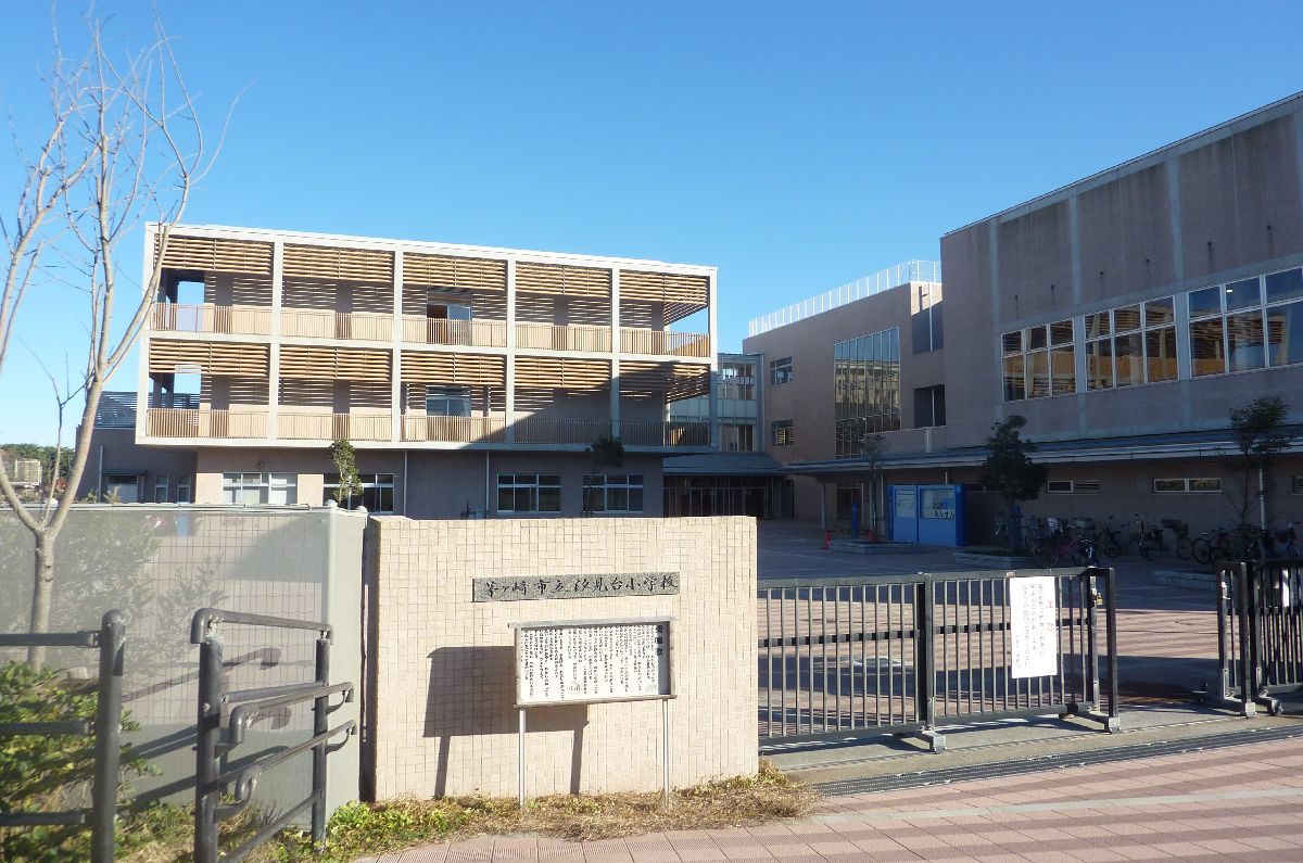 小学校　茅ヶ崎市立緑が浜小学校（小学校）まで700m