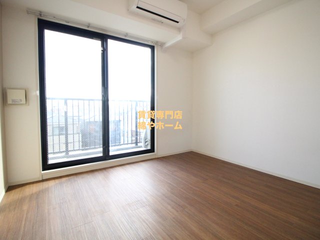 居室・リビング　落ち着いた色調の洋室です