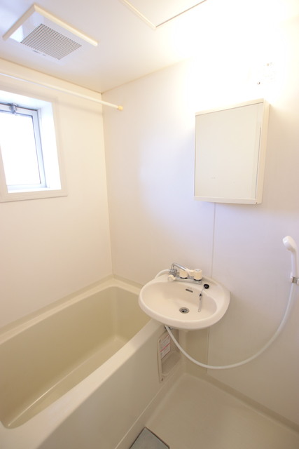 バス・シャワールーム　換気がしやすい窓付きのバスルーム♪