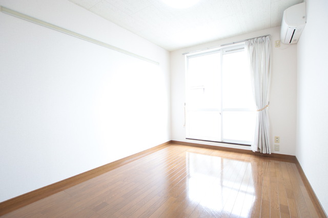 居室・リビング　【小物は設備ではございません】明るい日差しが差し込む居室♪