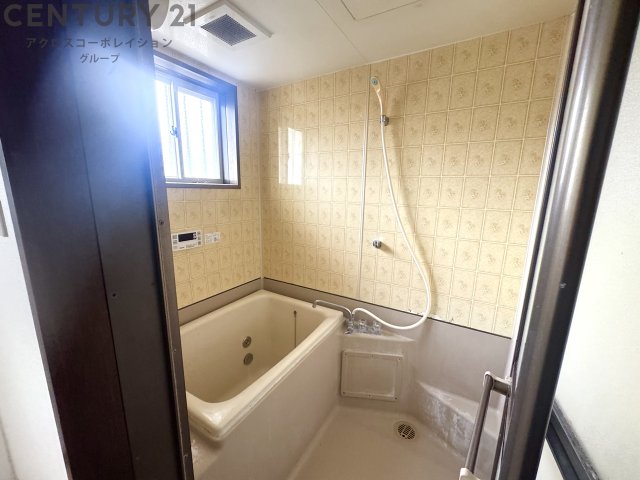 バス・シャワールーム　浴室は換気のできる窓付き♪