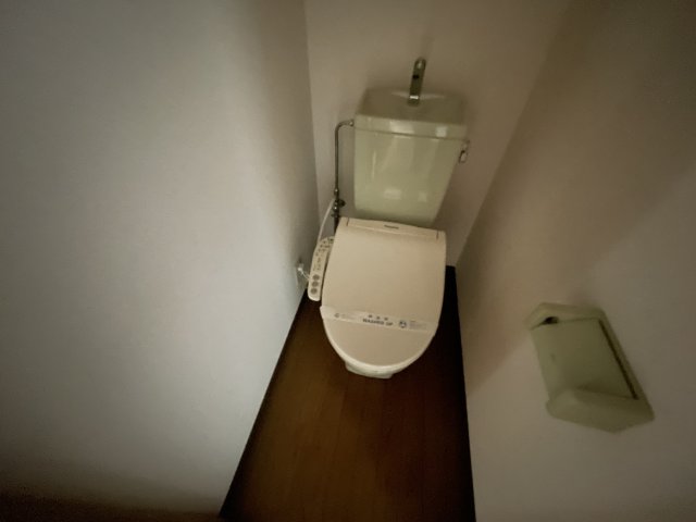 トイレ　同物件別号室の写真です。