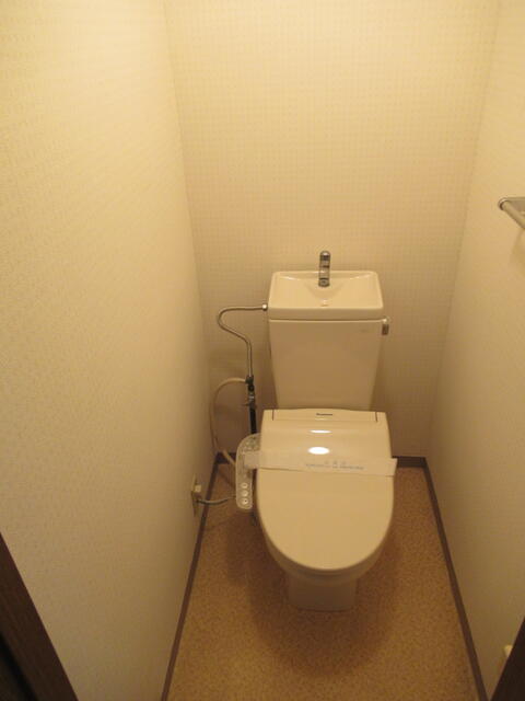 トイレ　ウォシュレット付き