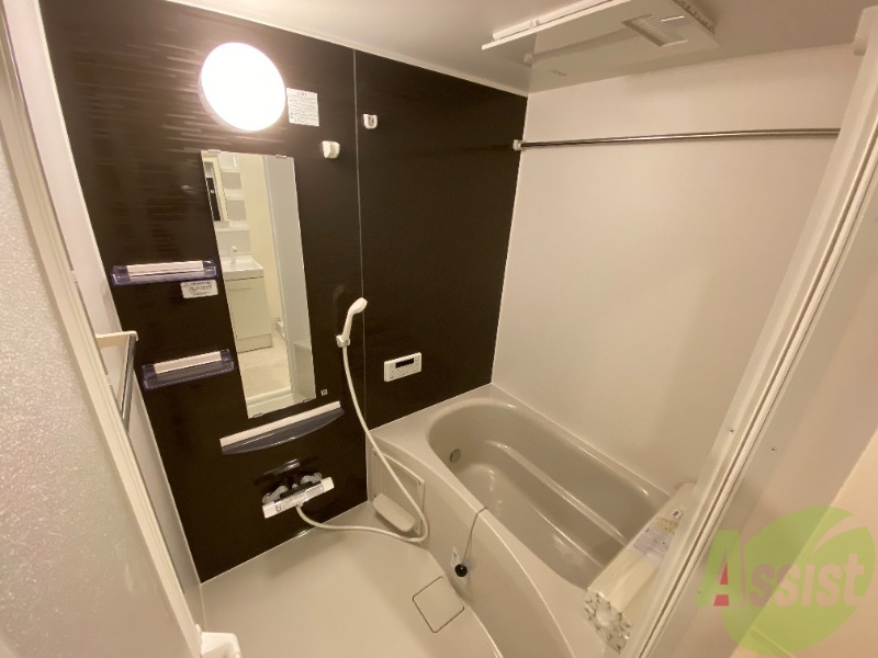 バス・シャワールーム　浴室は狭すぎず、シャワーも浴びやすそうです。