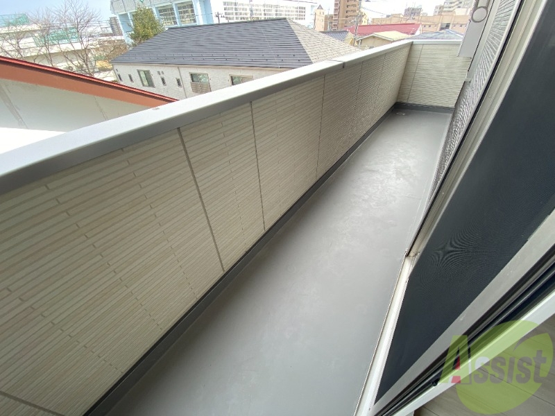 バルコニー　バルコニーは洗濯物を干すのに十分な広さがありますね。