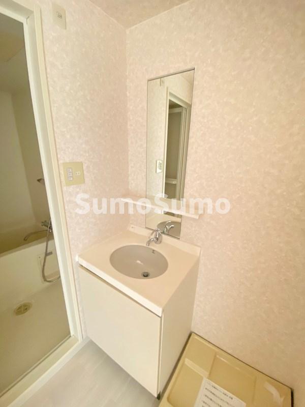 洗面設備　明るい洗面所です