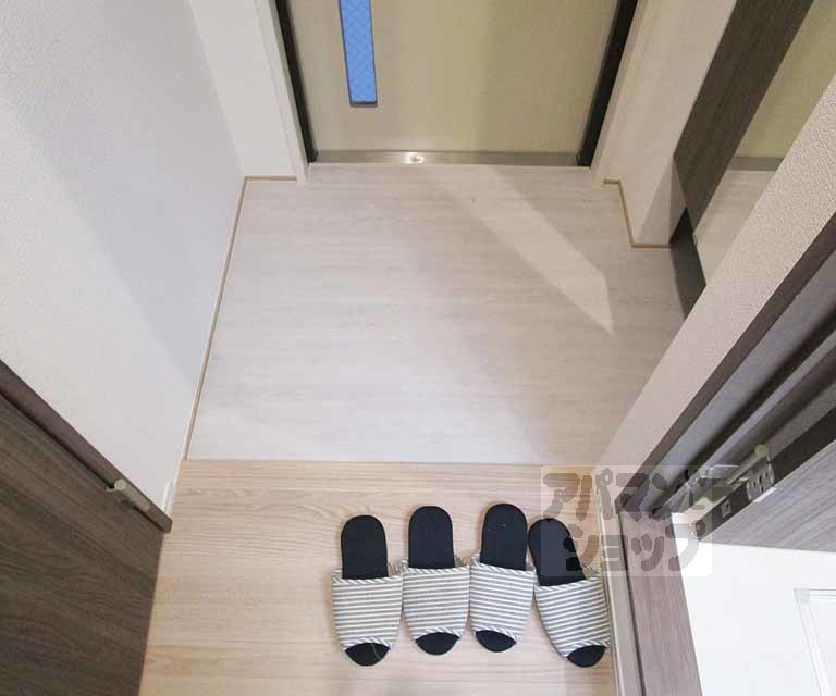 玄関　２０１号室の写真です。