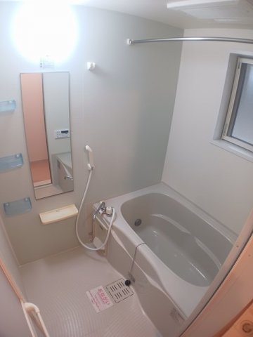 バス・シャワールーム　コンパクトで使いやすいお風呂です